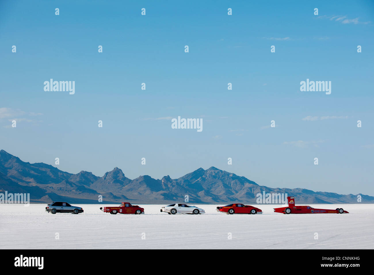 Line-up von Fahrzeugen auf den Bonneville Salt Flats neben den Horizont und die Berge mit blauen Sommerhimmel Stockfoto