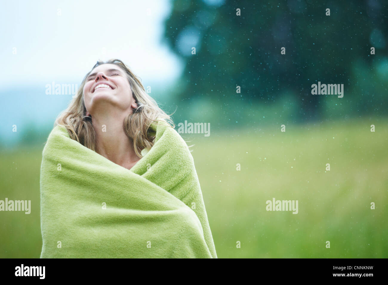 Frau in Outdoor Decke gehüllt Stockfoto
