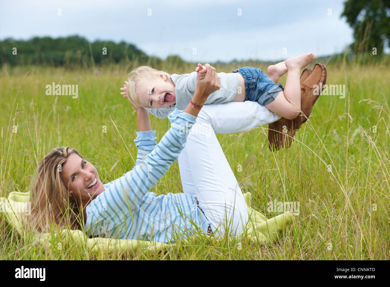 Mutter und Sohn spielt im Rasen Stockfoto