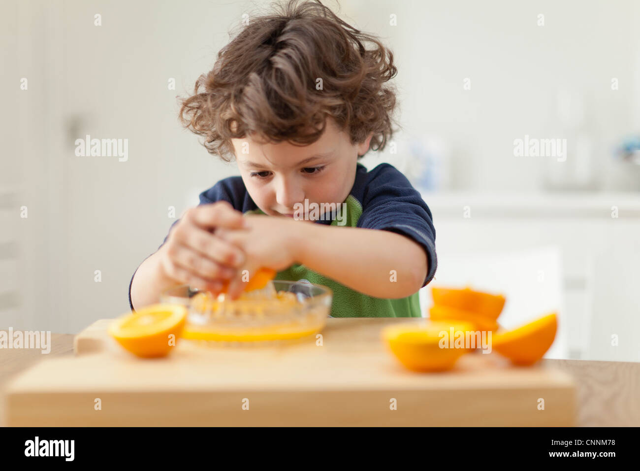 Junge Orangen auspressen, Saft zu machen Stockfoto