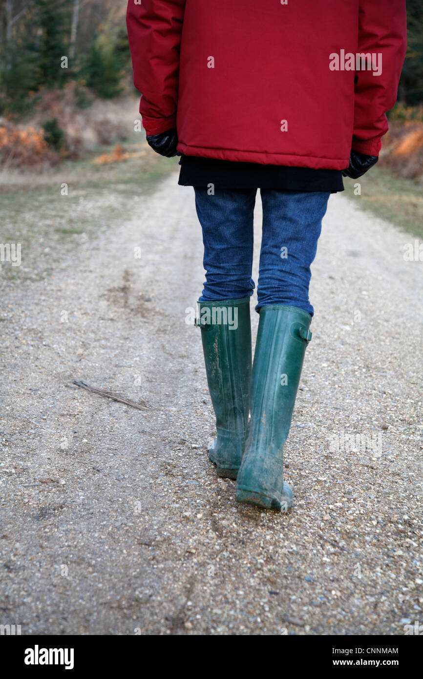 Rückansicht der Frau zu Fuß auf dem Feldweg, Farnham, England Stockfoto