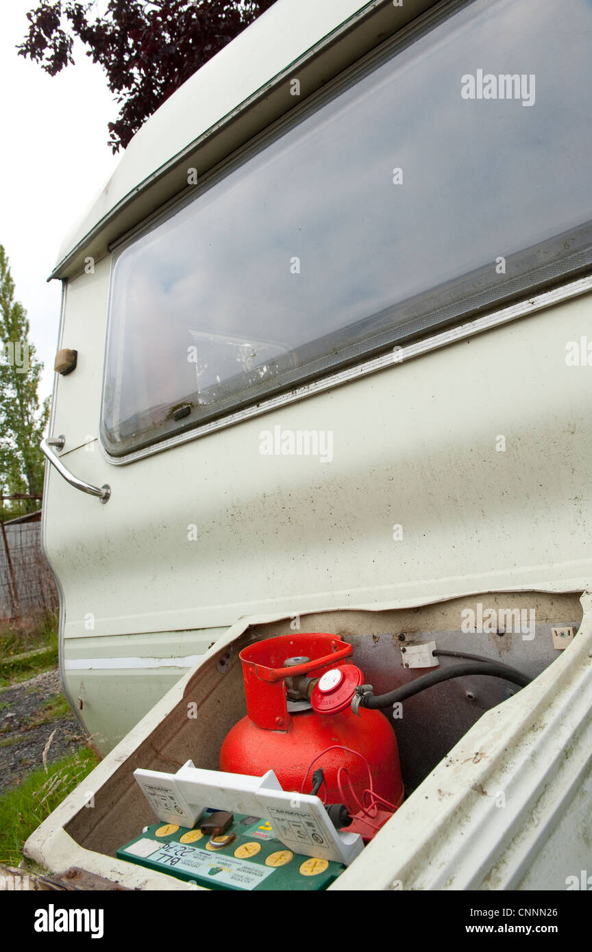 Rot Calor Gasflasche in den vorderen Schrank einer Karawane. Stockfoto