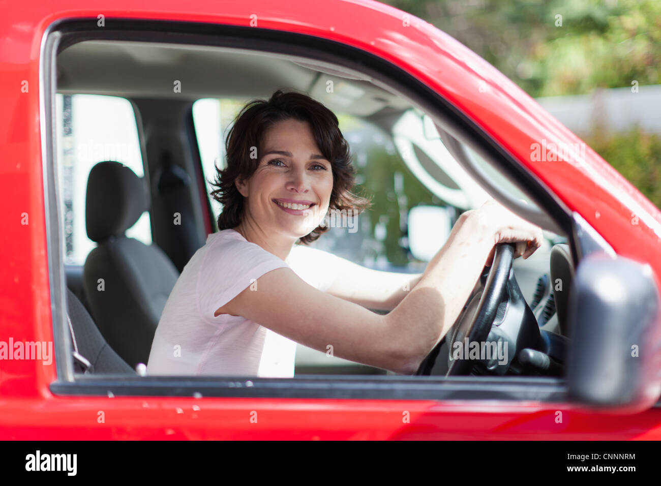 Im Fahrersitz Auto lächelnde Frau Stockfoto
