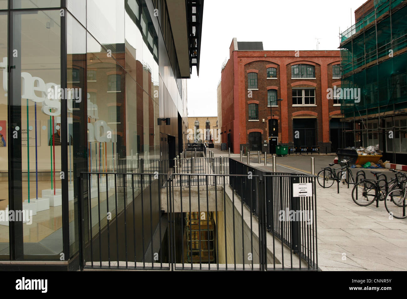 Der Wächter und Beobachter bauen, Kings Place, London Kings Cross - Raucherbereich Stockfoto