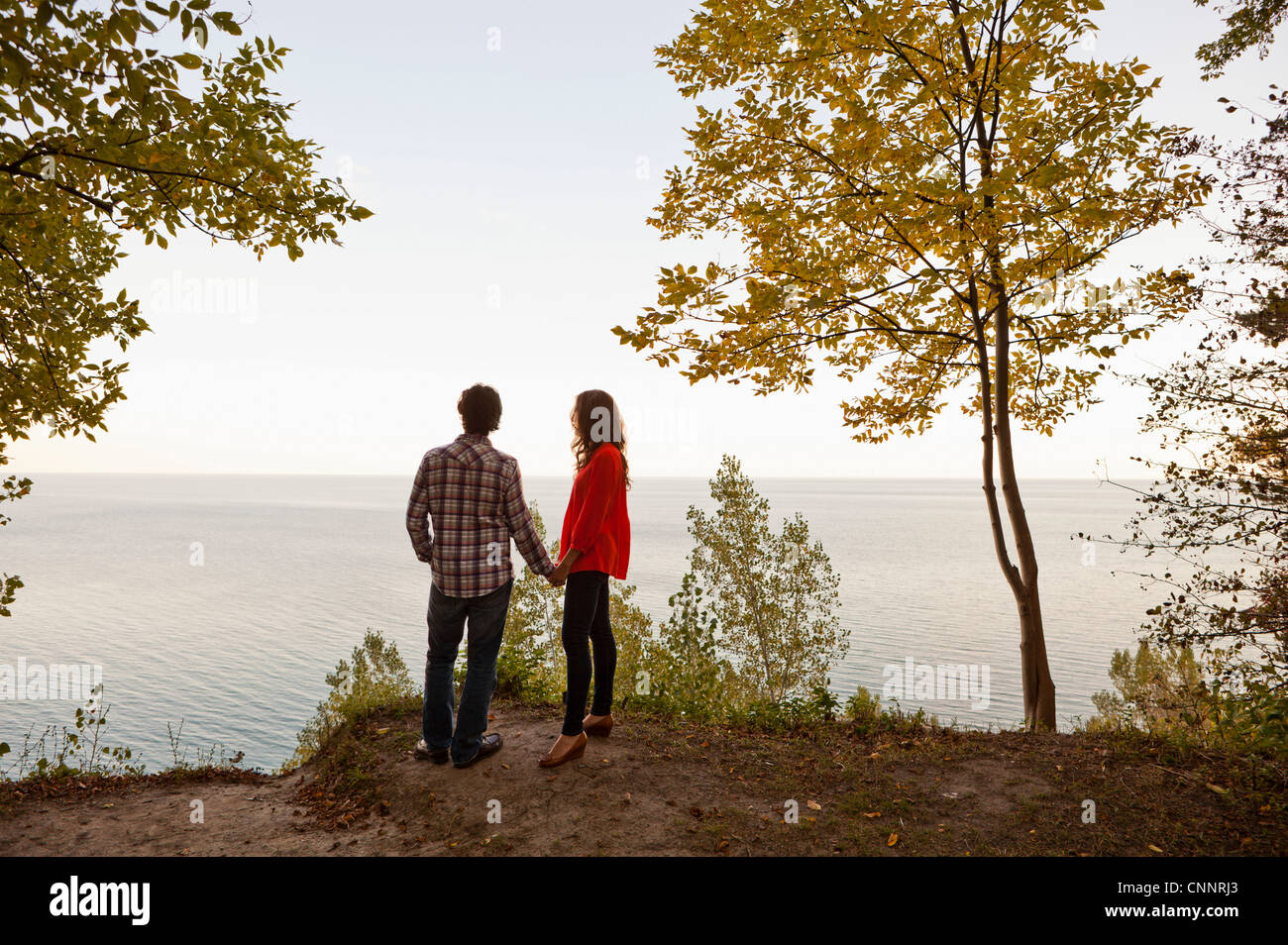 Rückansicht des jungen Paar stehen am Rand der Klippe mit Blick auf Ansicht, Ontario, Kanada Stockfoto