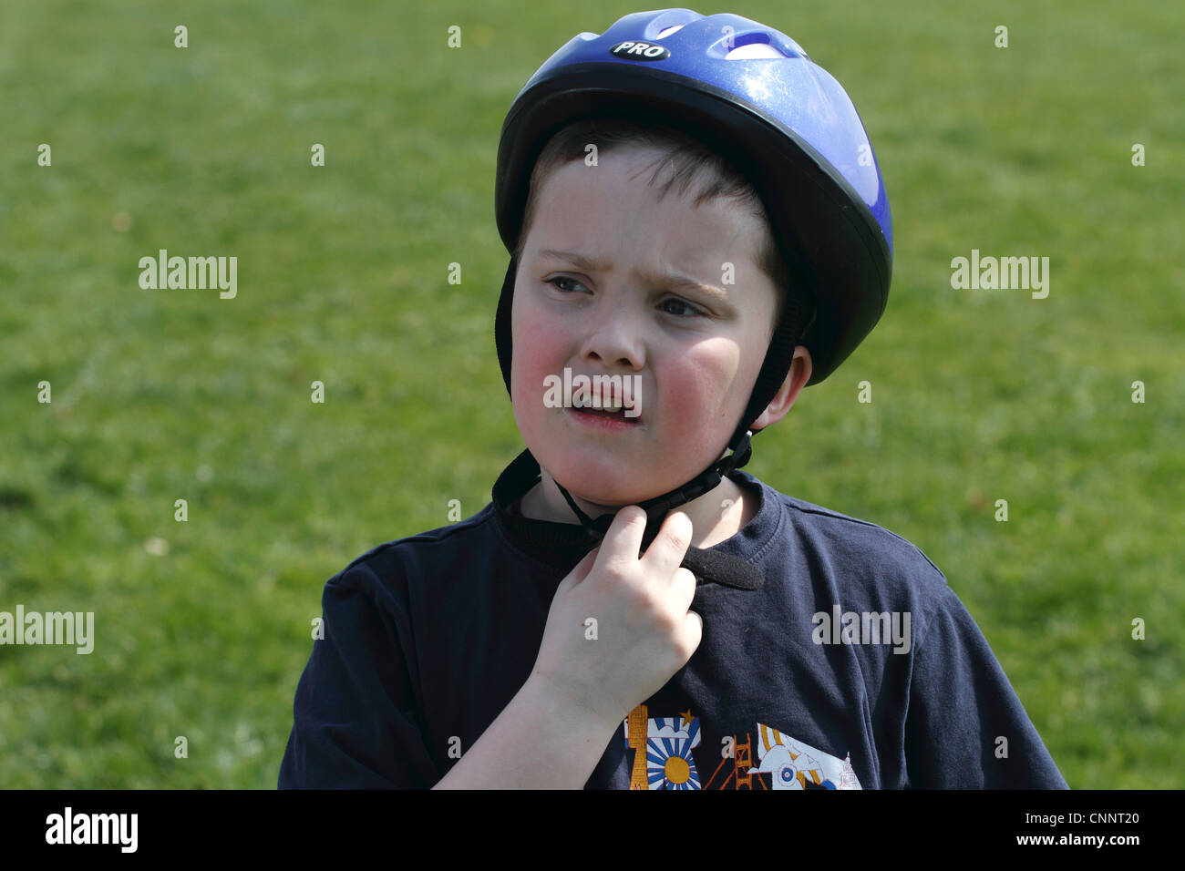 Rushcliffe Country Park - Boy mit Fahrradhelm Stockfoto