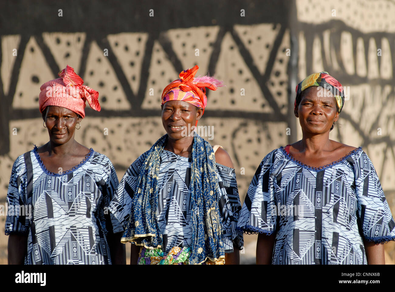 Burkina Faso, das Dorf in der Nähe von Sesuala Pó Kassena, Frauen, ethnischen Gruppe fair trade Sheabutter aus Shea-butter produzieren, Shea Butter ist als Speiseöl oder für Kosmetika verwendet, Porträts von Frauen in traditionellen gedruckten Baumwollkleidung, Wachs waxprint Drucken Stockfoto