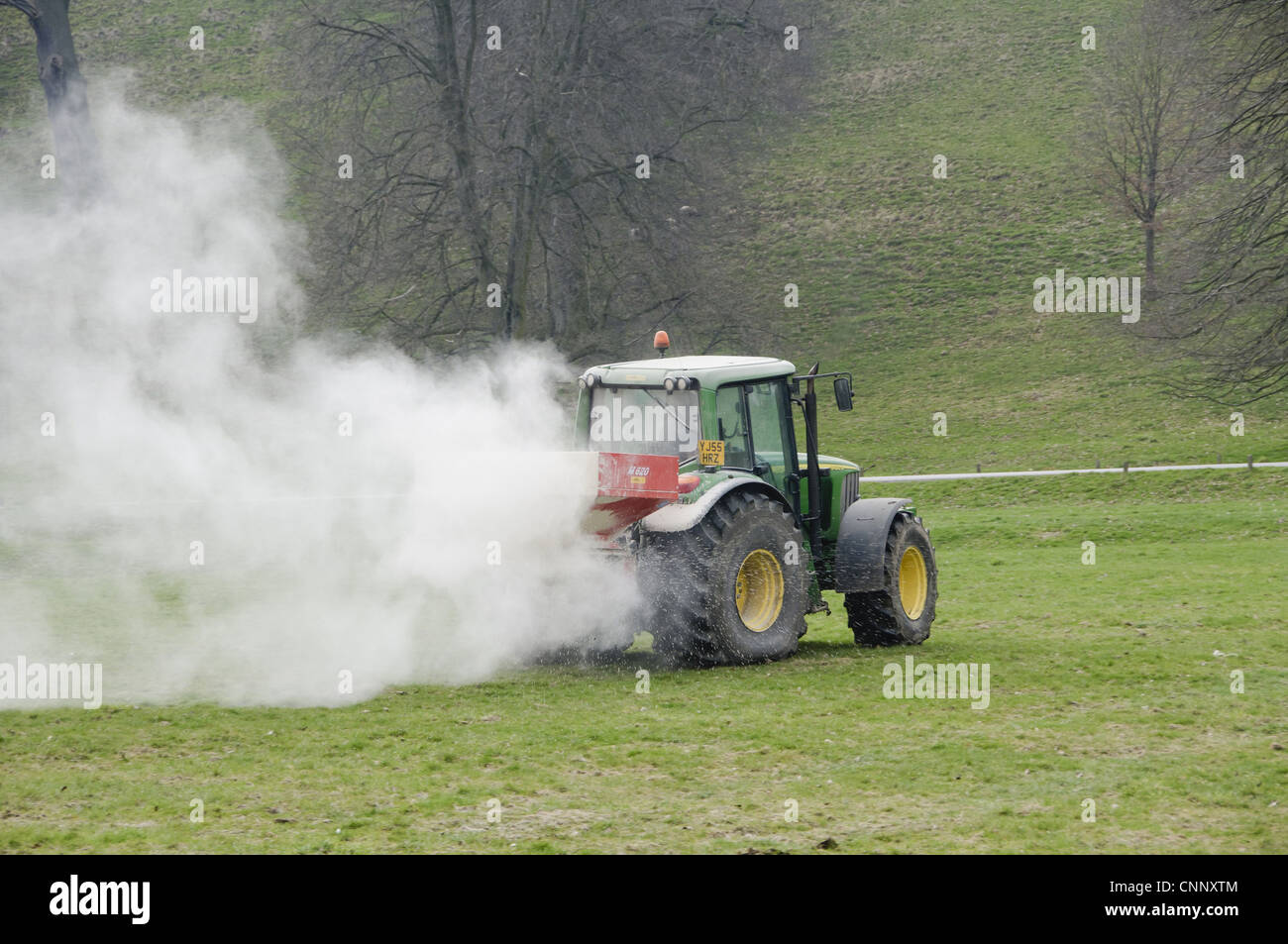 John Deere 6420S Traktor Streuer Verbreitung Calciprill körnige Kalk auf Grünland Bolton Abbey North Yorkshire England april Stockfoto