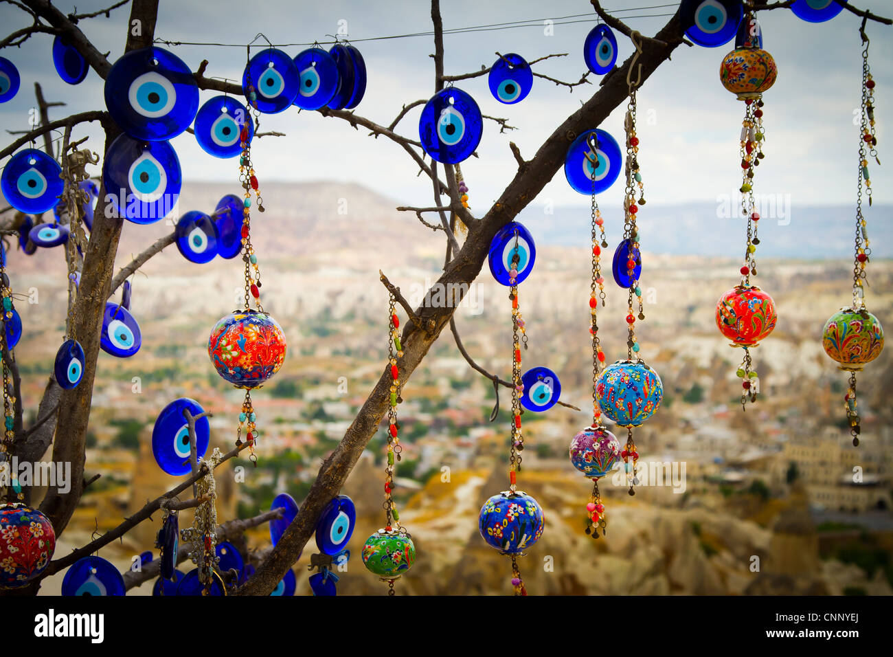 Baum mit nazars oder böse Augen zum Verkauf. Stockfoto