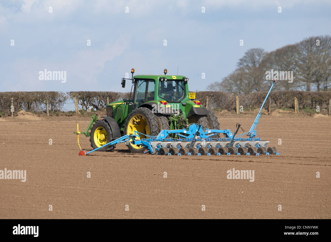 John Deere Traktor mit Sämaschine, Bohren von Zuckerrüben, Nesscliffe, Shropshire, England, März Stockfoto