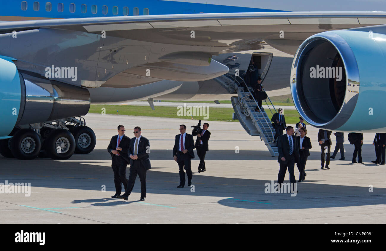 Detroit, Michigan - Männer in Schwarz entstehen aus dem Hintereingang des Air Force 1 nach seiner Ankunft in Detroit Metro Airport. Stockfoto