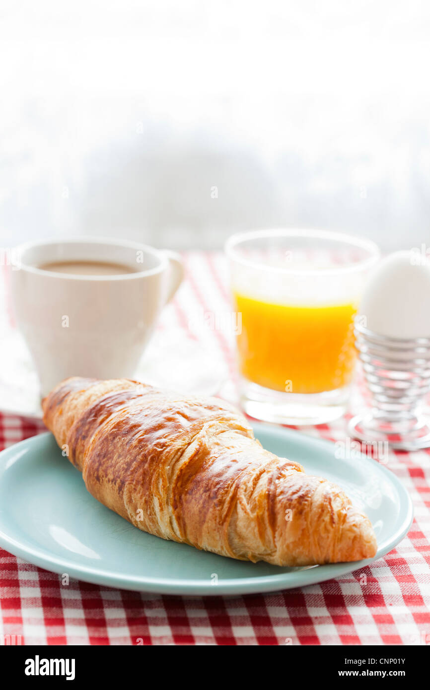 Croissants, Café au Lait, Orangensaft und ein Ei für gesundes Frühstück Stockfoto
