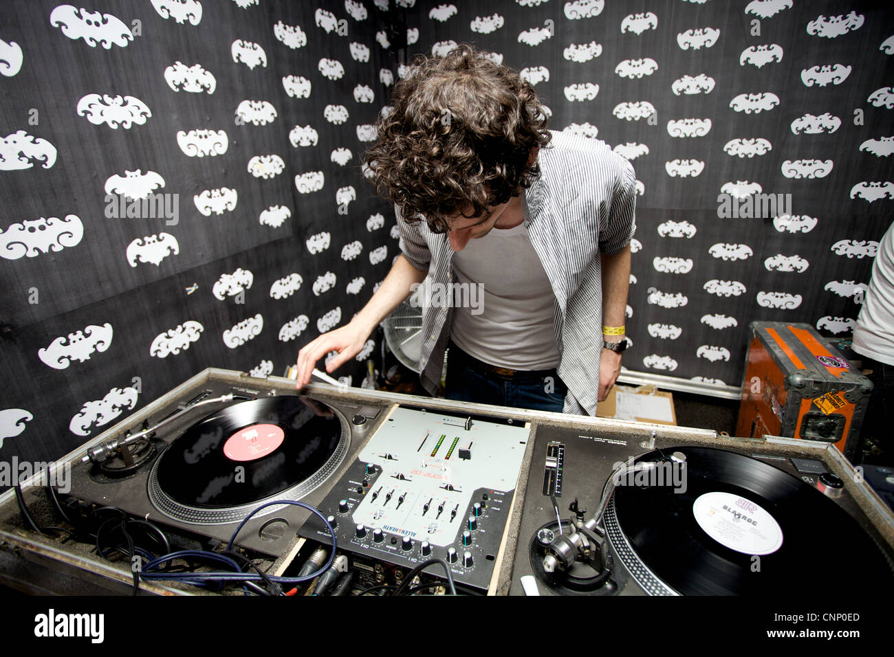 DJ in einem Club in Shoredtich, London, England, UK. Stockfoto