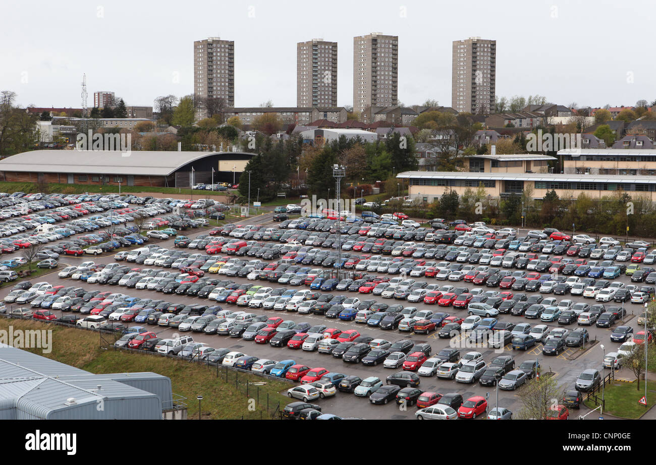 Krankenhaus-Parkplatz Aberdeen Royal Infirmary, Aberdeen, Schottland, UK beschäftigt. Stockfoto