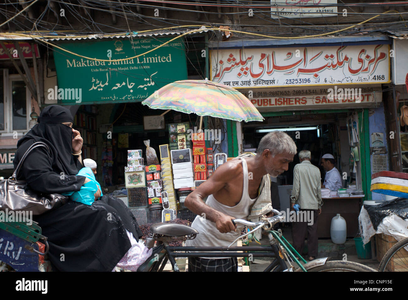 Ein Muslim, immer eine Rikscha-Fahrt durch Straße in Alt-Delhi, Indien. Stockfoto