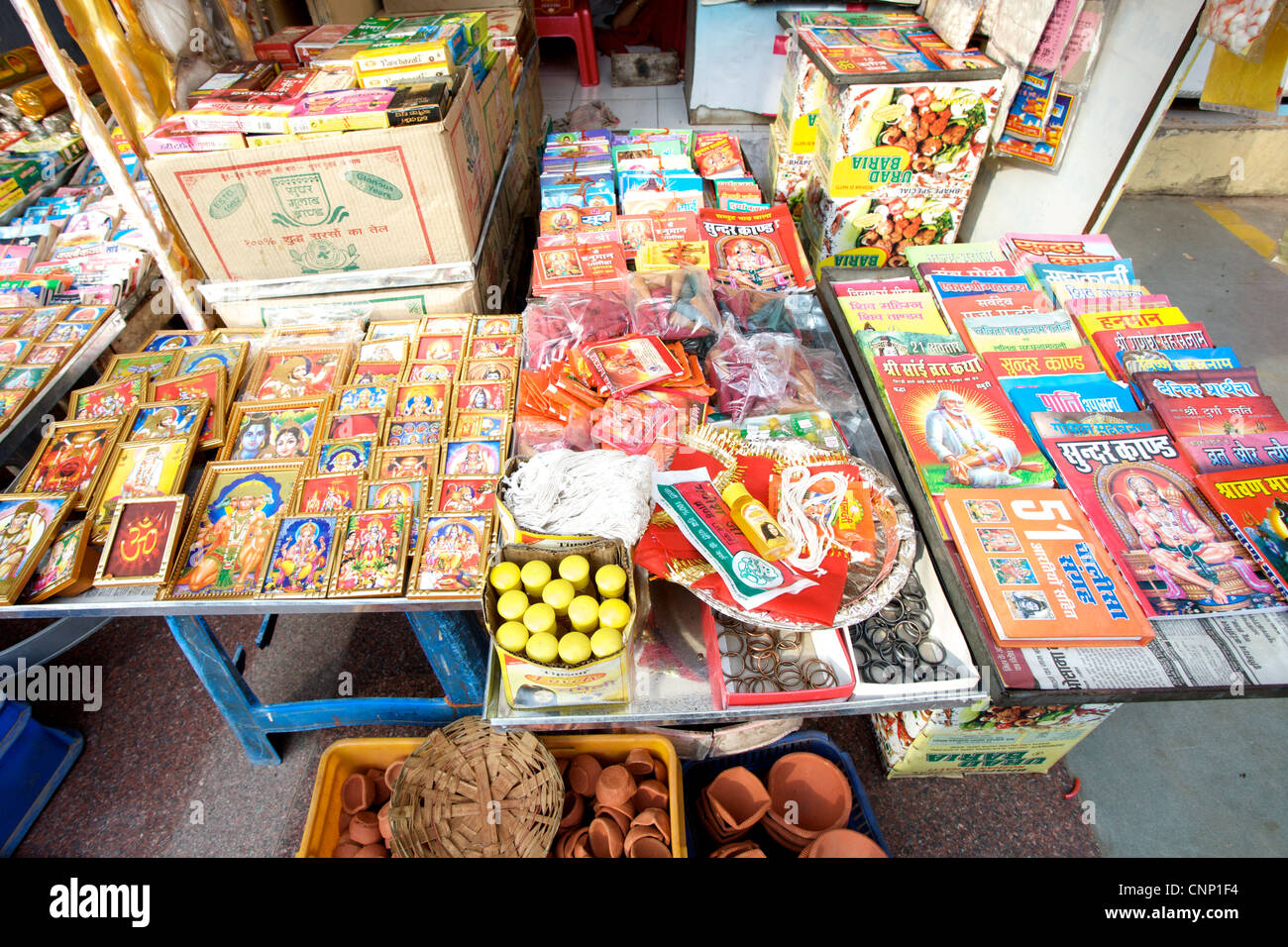 Ware für den Verkauf in einem Straßenseite laden in Alt-Delhi, Indien Stockfoto