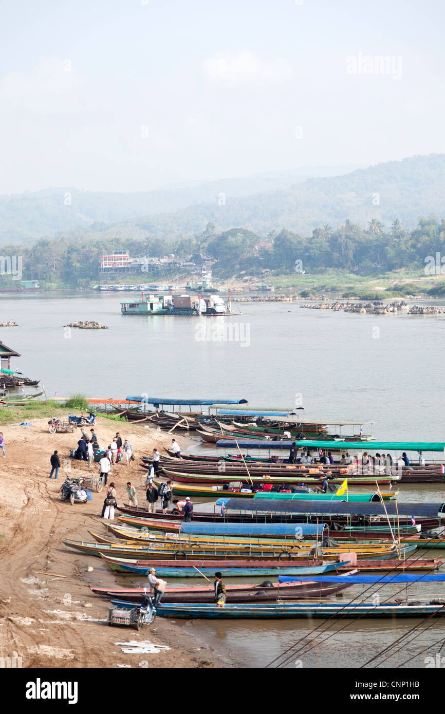 Touristen, die an Bord von kleinen Booten bei Chiang Khong (Thailand). Embarquement pour la Traversée du Mekong de Thaïlande au Laos. Stockfoto