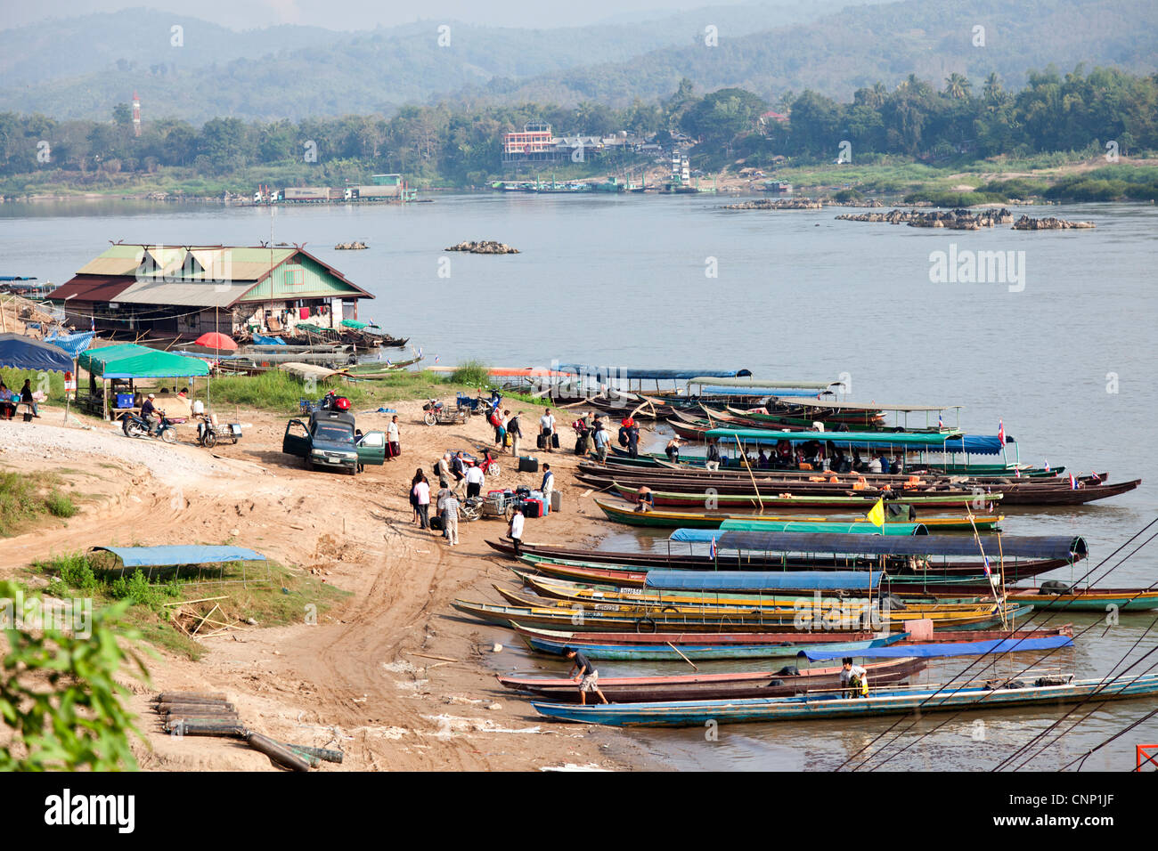 Touristen, die an Bord von kleinen Booten bei Chiang Khong (Thailand). Embarquement pour la Traversée du Mekong de Thaïlande au Laos. Stockfoto