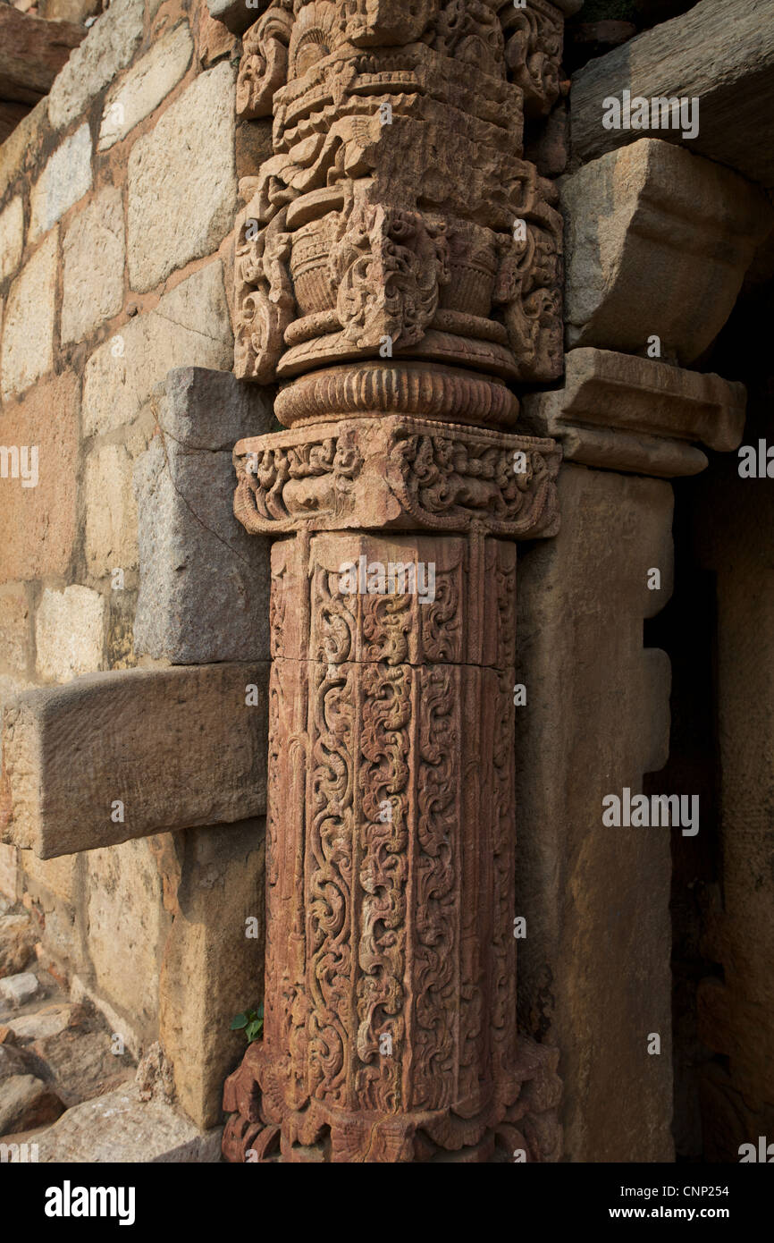 Dekorative Steinsäulen in den Gärten des Turmes Quitab Minar, New Delhi, Indien Stockfoto