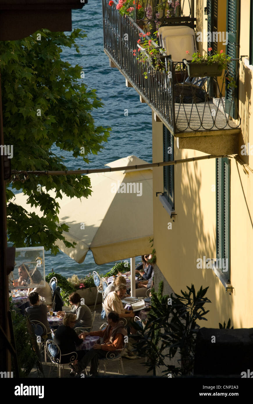 American Diner in einem Café am Seeufer in Varenna, Comer See, Italien Stockfoto