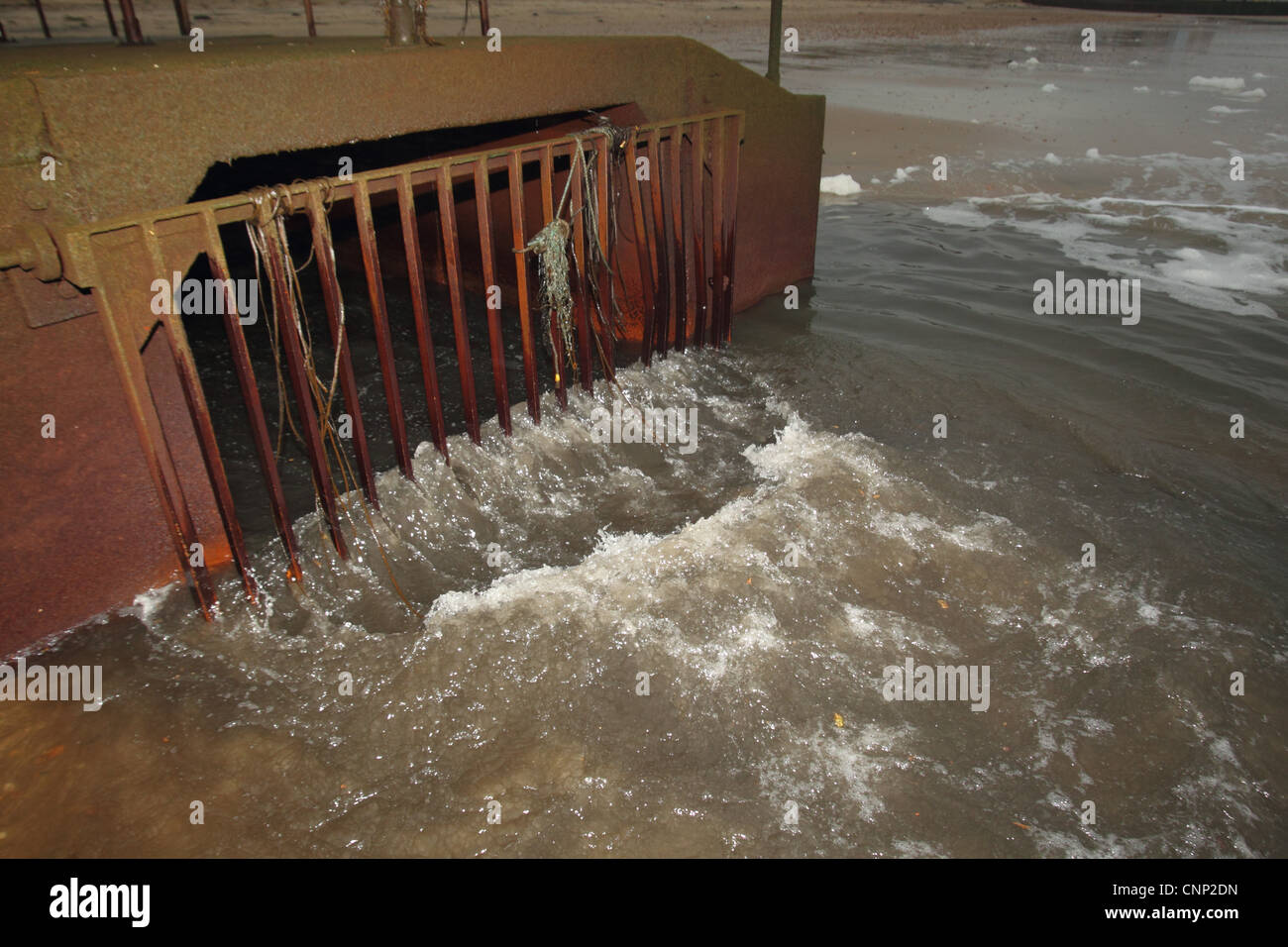 Kombinierte Kanalisation Überlauf (CSO), Sanitär Abwasser und Regenabflüsse entladen an Strand, Boscombe, Dorset, England, Oktober Stockfoto