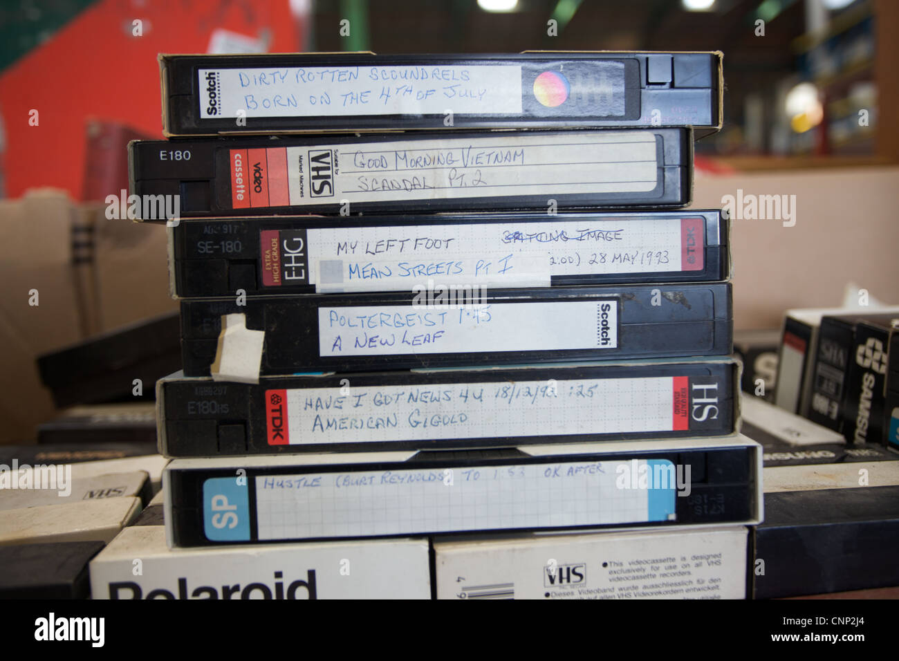 VHS-Videokassetten sind auf einem Flohmarkt erhältlich. Stockfoto