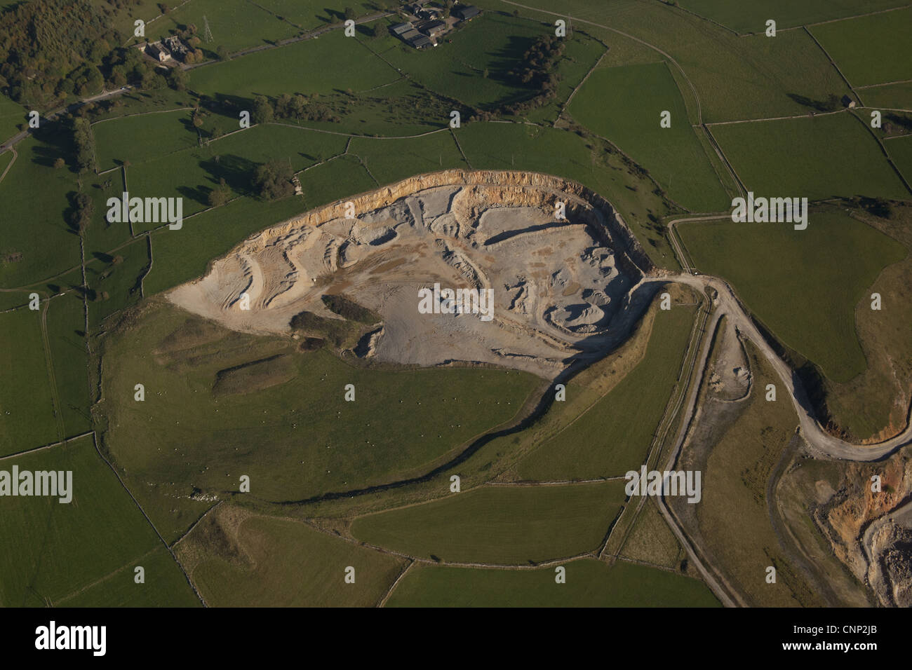 Luftaufnahme des aktiven Kalksteinbruch, White Peak, Peak District, Derbyshire, England, september Stockfoto