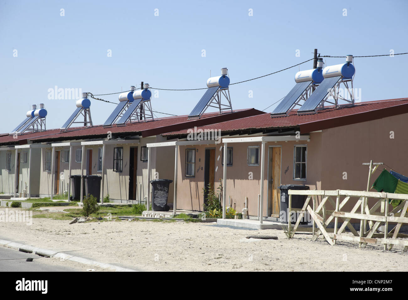 Neues Gehäuse mit solaren Warmwasserbereitung auf Dach, Township Langa, Cape Town, Western Cape, Südafrika Stockfoto