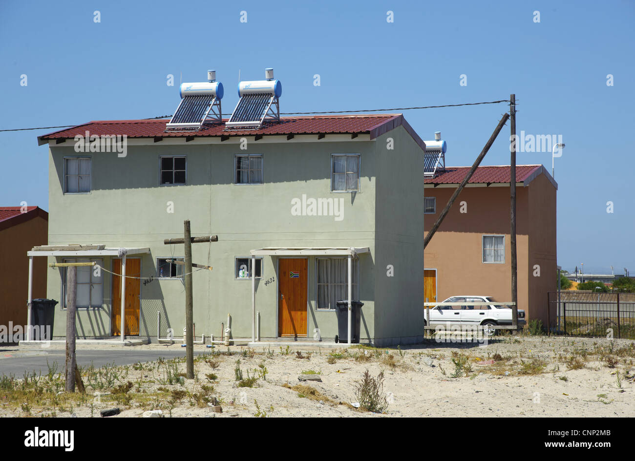 Neues Gehäuse mit solaren Warmwasserbereitung auf Dach, Township Langa, Cape Town, Western Cape, Südafrika Stockfoto