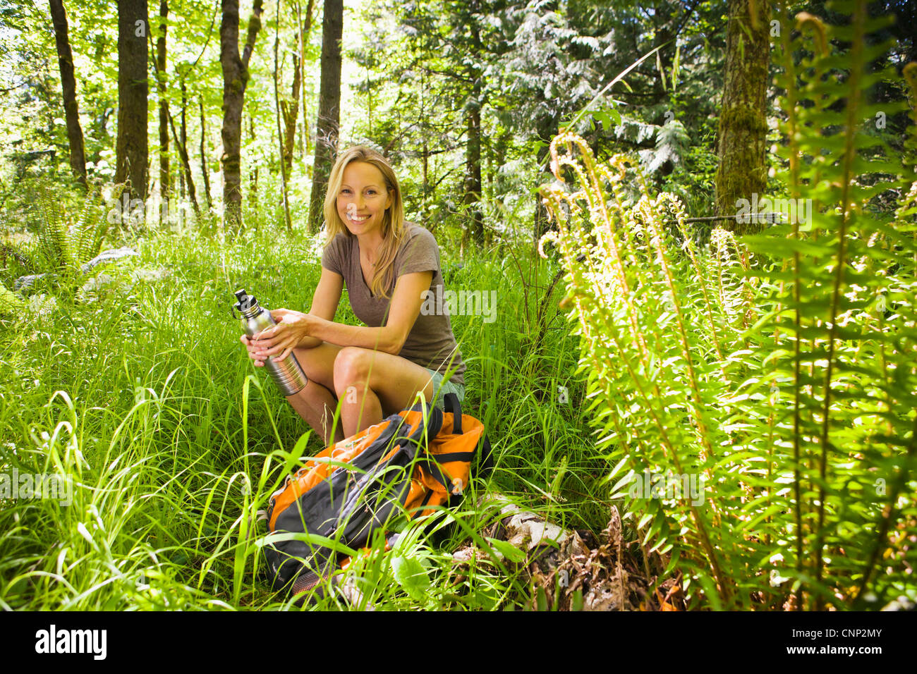 Ein Porträt von einem schönen Mitte im Alter Frau eine Pause auf eine Tageswanderung in den Cascade Mountains of Washington, USA. Stockfoto