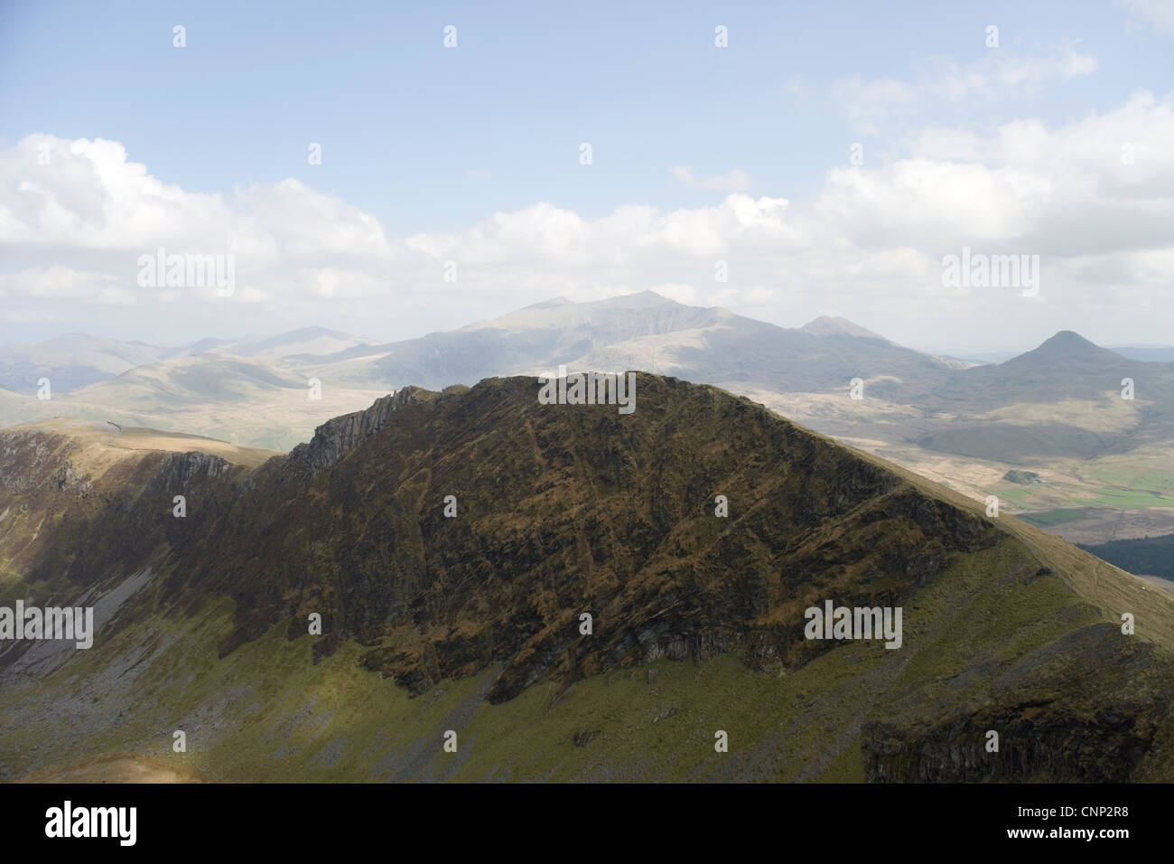 Nantlle Ridge mit Snowdon hinter in Snowdonia, Nordwales Stockfoto