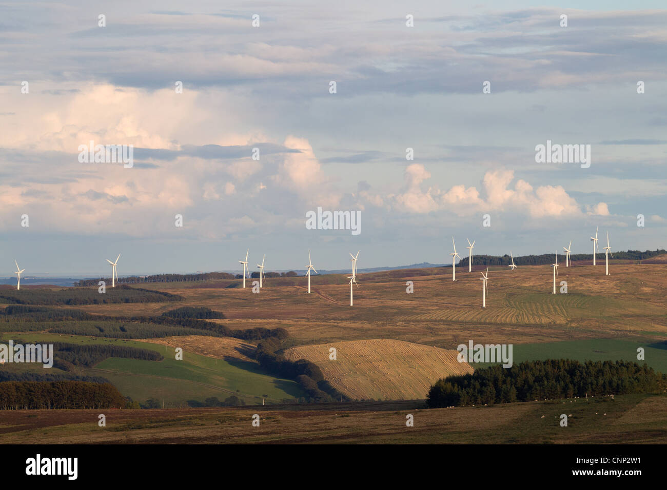 Windkraftanlagen auf Hochland Ackerland, Lammermuir Hills, Scottish Borders, Schottland, september Stockfoto
