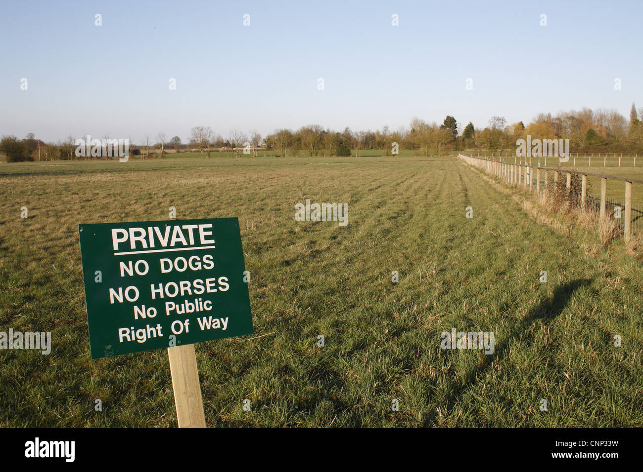 "Privat, keine Hunde, keine Pferde, keine öffentlichen Weg" Zeichen, am Rand des brachliegendes Feld, Bacton, Suffolk, England, März Stockfoto