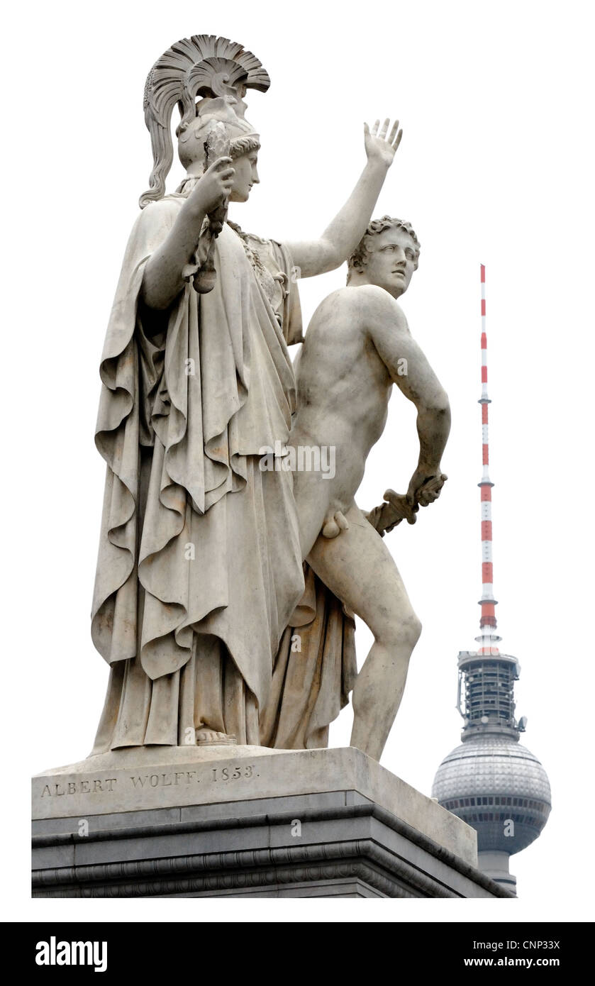 Berlin, Deutschland. Statue auf Schlossbrucke - Pallas führt die Krieger im Kampf (Albert Wolff, 1853) Fernsehturm / Fernsehturm Stockfoto