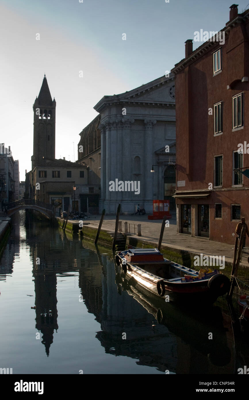 Der Blick in Richtung San Barnaba Kirche entlang des Rio di San Barnaba entnommen Ponte del Pugni, Venedig, Italien. Stockfoto