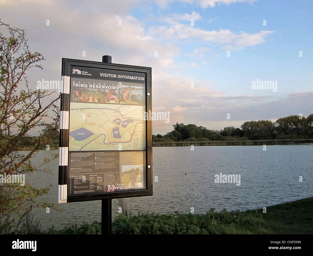 "Besucherinformationen" Schild am Rand des Stausees, Marsworth Reservoir, Tring Stauseen, Tring, Hertfordshire, England, Oktober Stockfoto