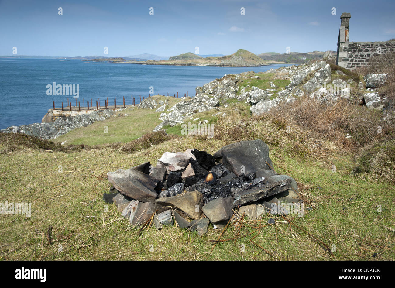 Reste des Feuers hinterließ Camper in der Nähe von Küste, Craignish, Argyll and Bute, Scotland, april Stockfoto