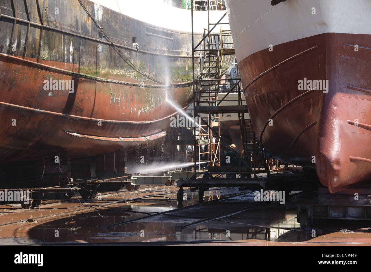 Frachtschiffe werden gewaschen und neu lackiert im Trockendock, Cape Town, Western Cape, Südafrika Stockfoto