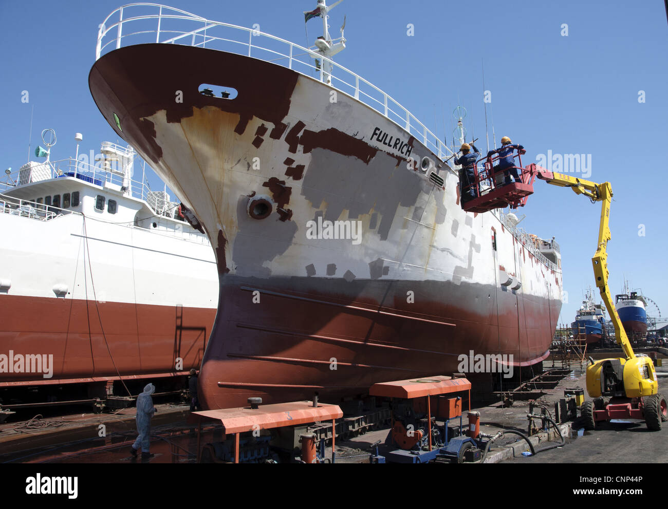 Frachtschiff wird neu lackiert im Trockendock, Cape Town, Western Cape, Südafrika Stockfoto
