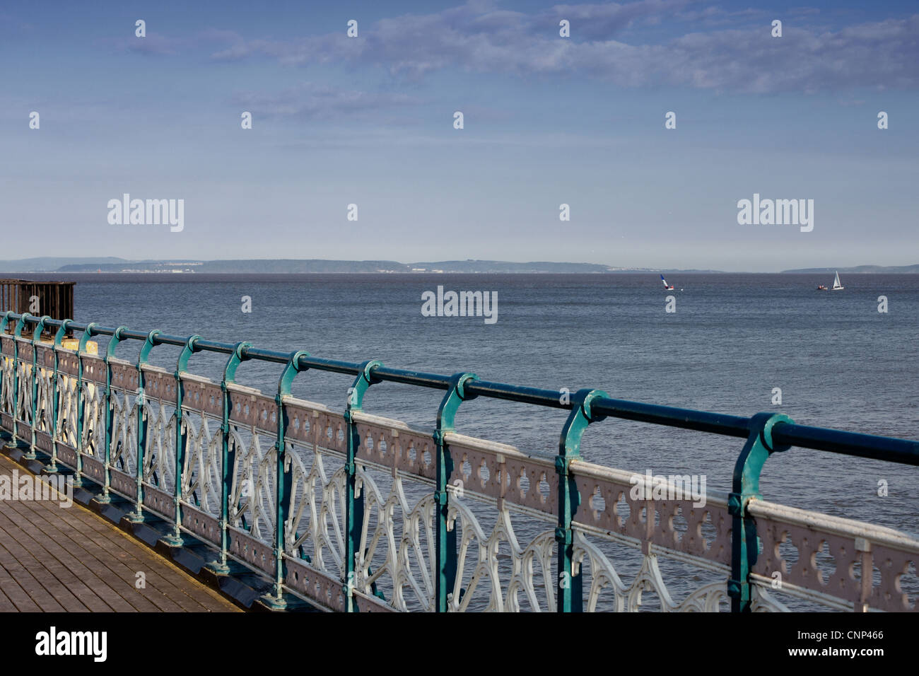 Ein Pier mit dekorativen Geländern und Boote auf dem Meer Stockfoto