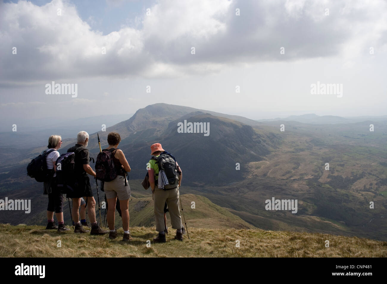 Wanderer auf dem Nantlle Grat mit Blick auf die Moel Hebog in Snowdonia in Nord-Wales Stockfoto
