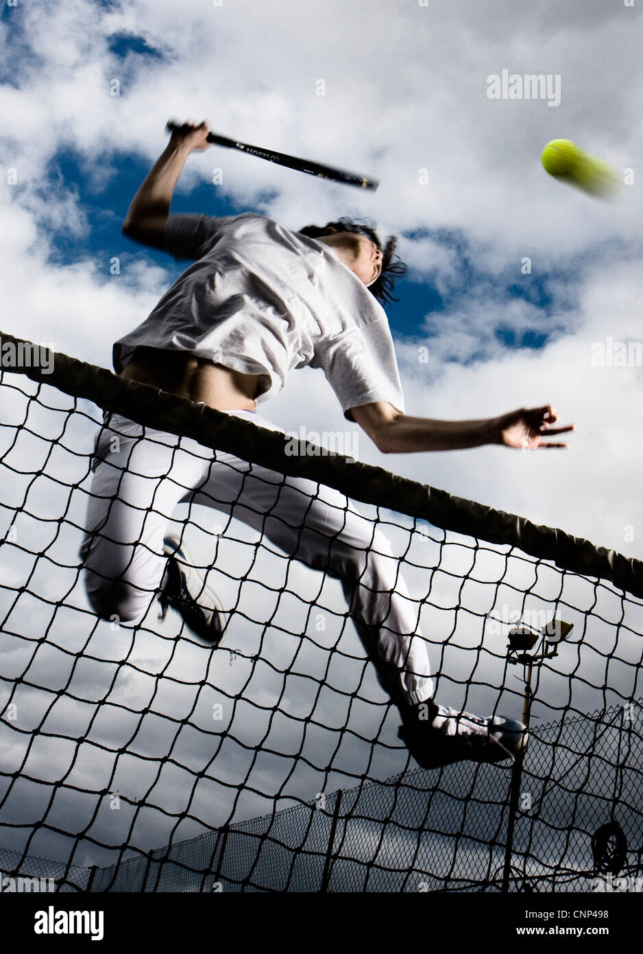 Sport, Tennis spielen, Mann, spielen, Sport, Tennisball, springen, Hochschulsport, Tennisschläger, Spiele, Türen, Wetter Stockfoto