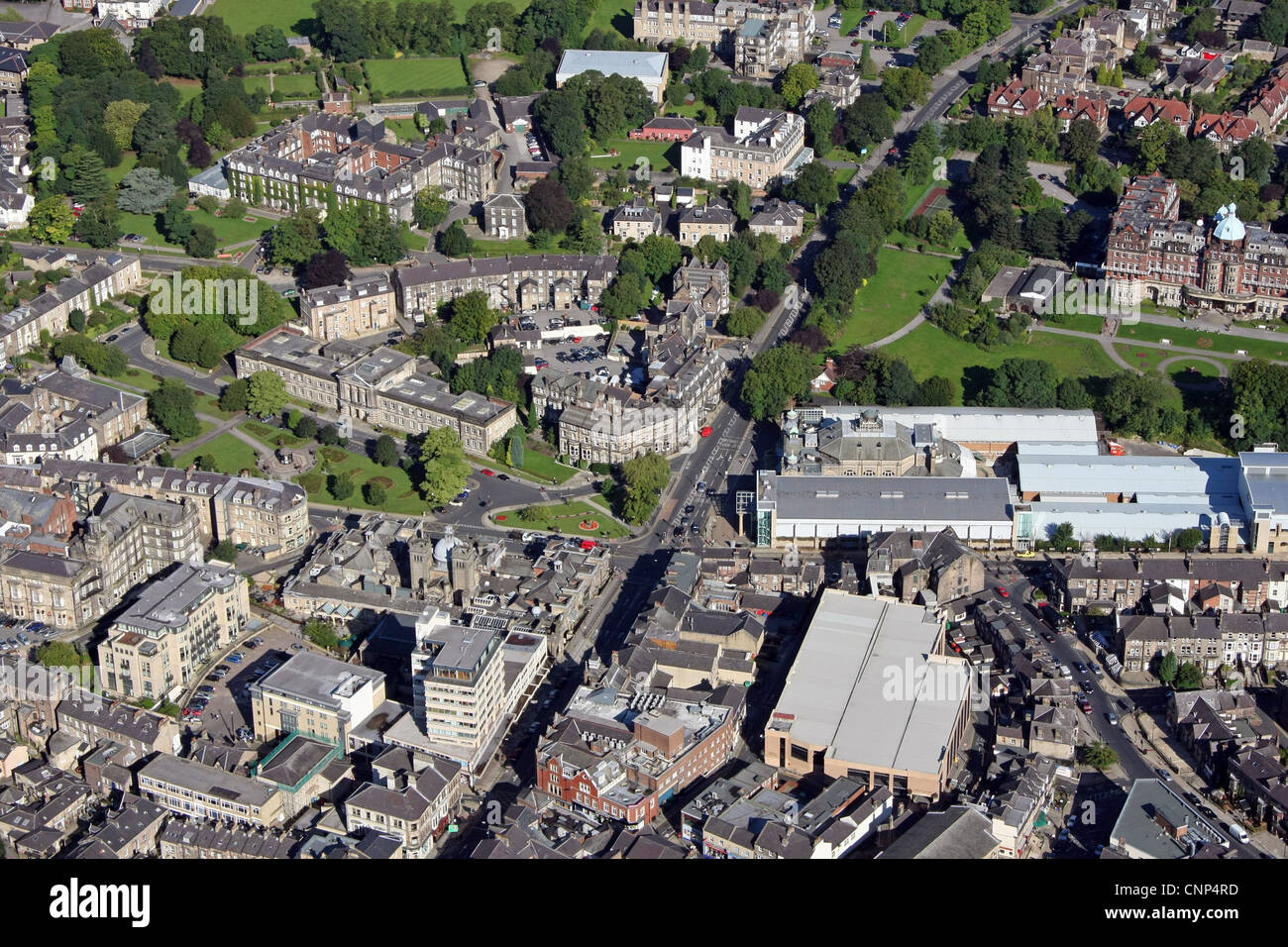 Luftaufnahme des Stadtzentrums von Harrogate, Blick auf die Parliament Street, zur Royal Hall, zu Royal Baths, zu den Büros des Rates in Crescent Gardens Stockfoto