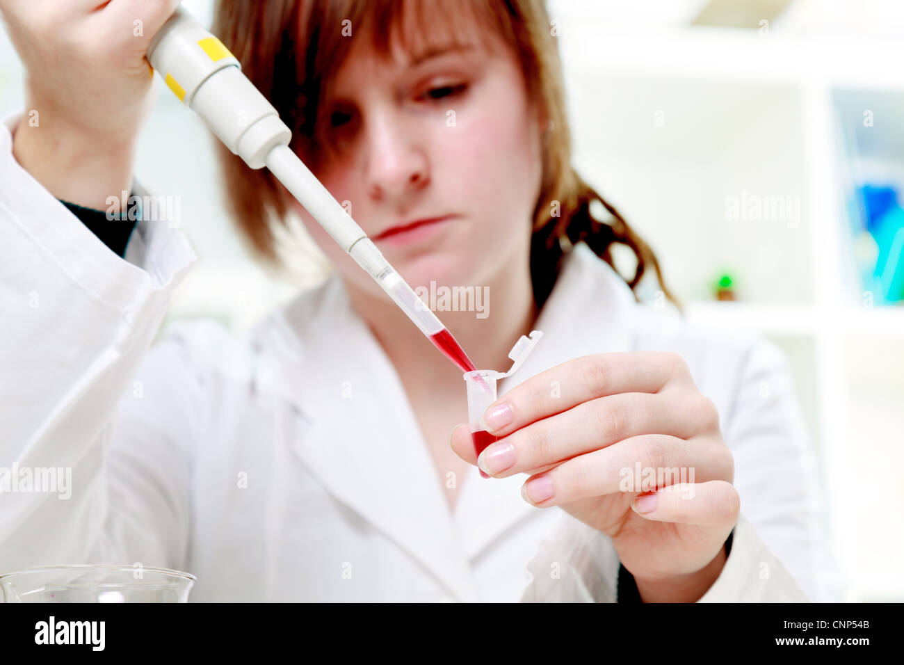 Studentin mit einem Reaktionscup Stockfoto