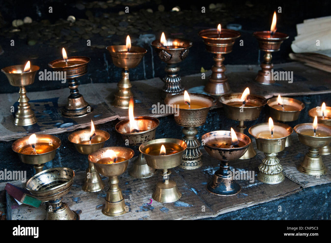 Asien, Bhutan, Dochu La Yak-Butter-Kerzen brennen im Heiligtum Stockfoto