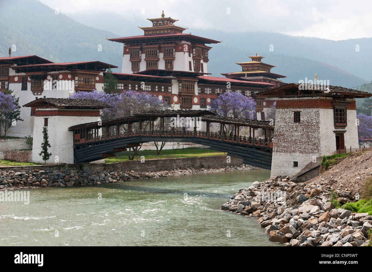 Asien, Bhutan. Freitragende Fussgängerbrücke nahe dem Eingang zum Palazzo Punakha Dzong Stockfoto