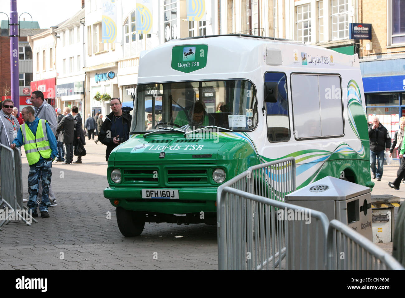 Lloyds Tsb Sponsoren der Olympischen Spiele an die Olympische Fackel-Relais-Generalprobe in Loughborough 20. April 2012 Stockfoto