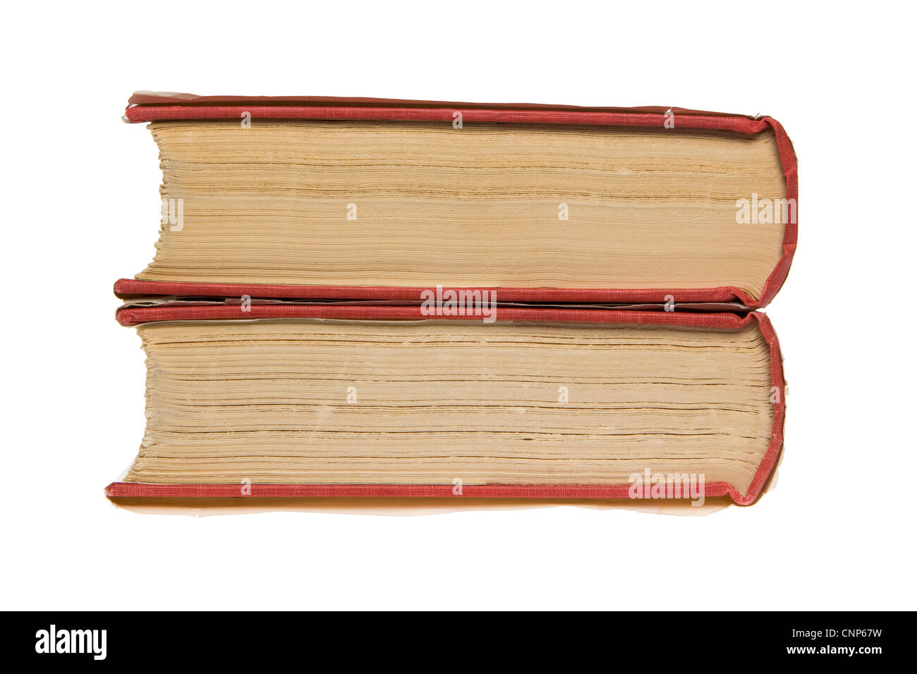 Ansicht von unten Rand der Seitenränder von zwei alten, abgenutzten, geschlossene Hardcover-Bücher mit grob geschnittenen vergilbten Seiten, deckt rot Stockfoto