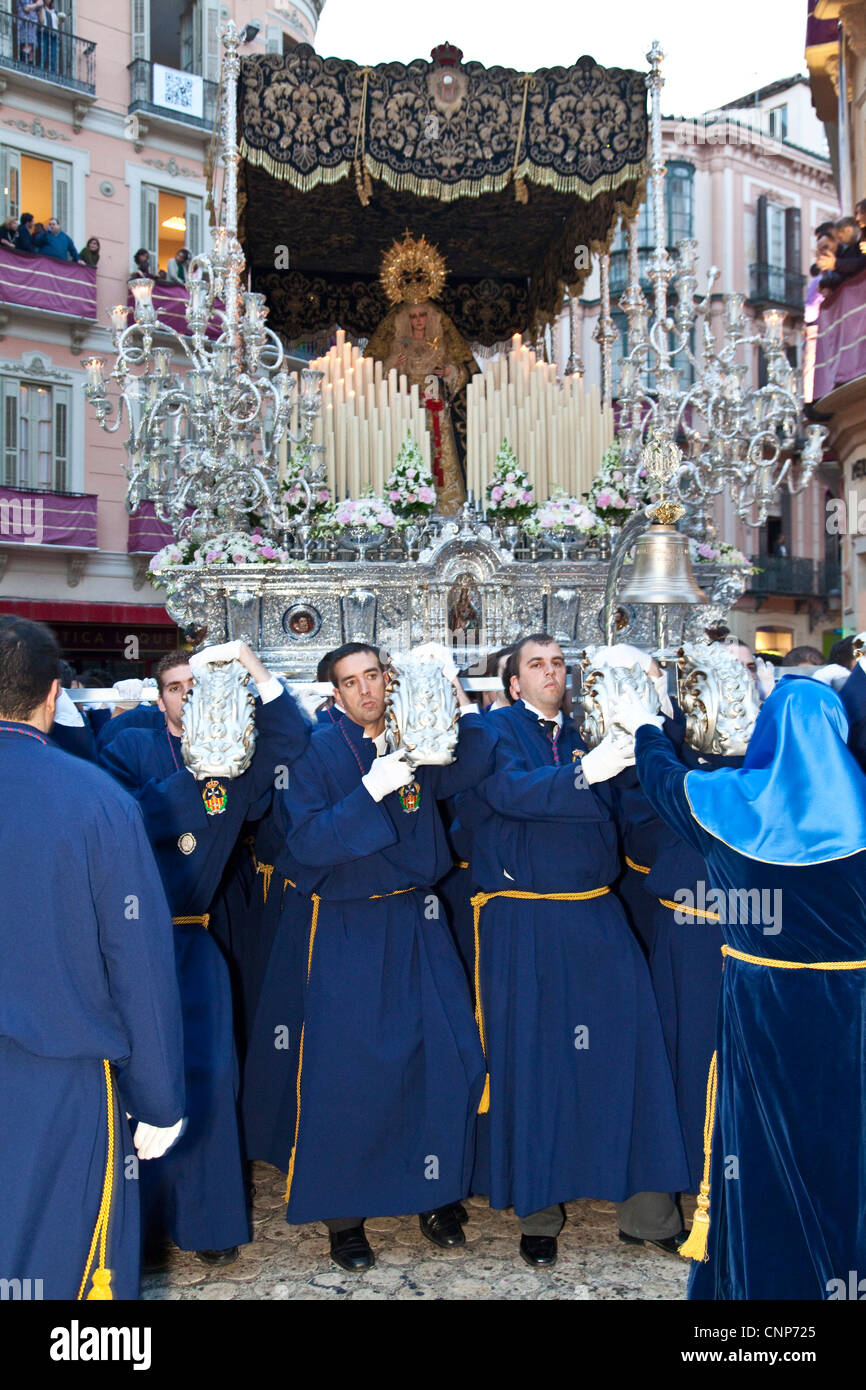 Ein Trono 'Float' durchgeführt durch die Straßen, Semana Santa (Karwoche) Malaga, Andalusien, Spanien Stockfoto