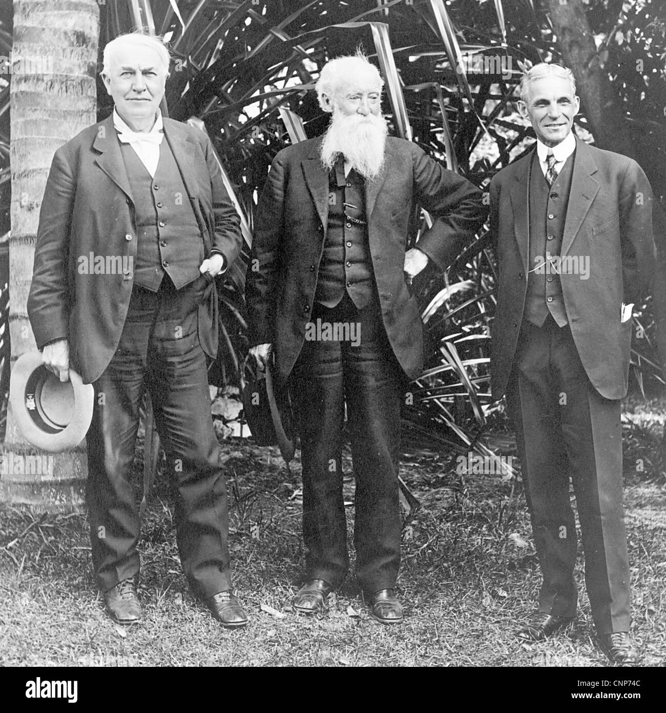 THOMAS EDISON, amerikanischer Erfinder auf der linken Seite mit John Burroughs und Henry Ford auf der rechten Seite im März 1914 in Edisons Haus in Fort Myer Stockfoto